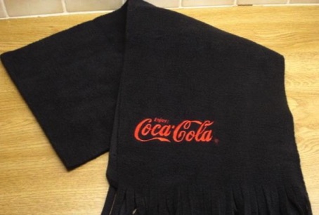 9504-4 € 4,00 coca cola das / sjaal zwart